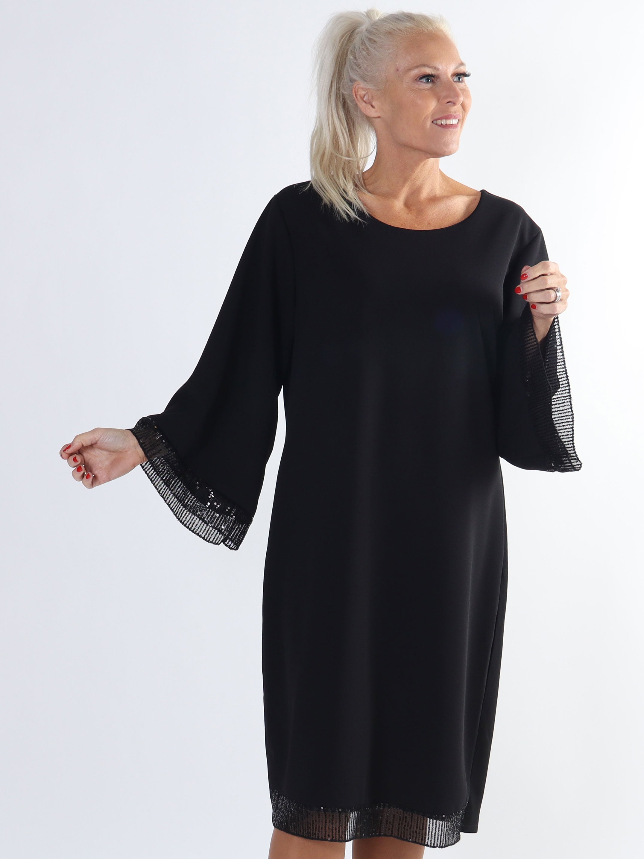 Lanza - Fin klänning i stora storlekar med paljettkanter